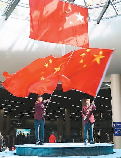 活了32年,追妻10年,结婚仅2年,他写的每句情诗,都朝悲剧狂奔